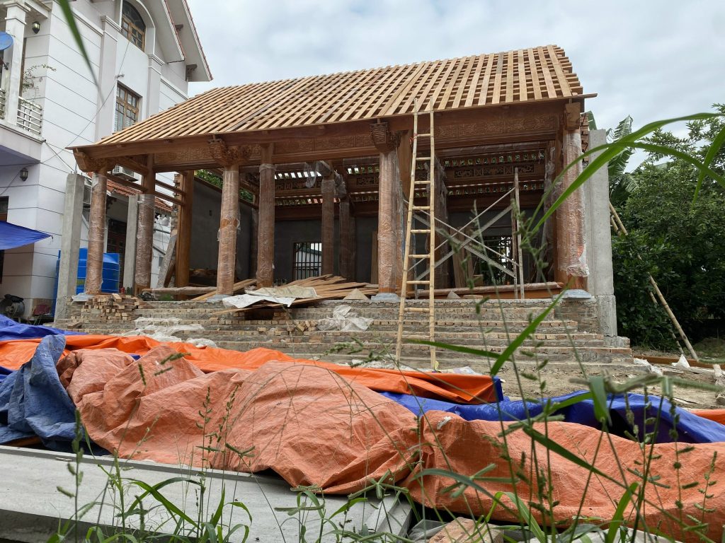 Mẫu kiến trúc nhà gỗ đỏ 3 gian đang được thi công