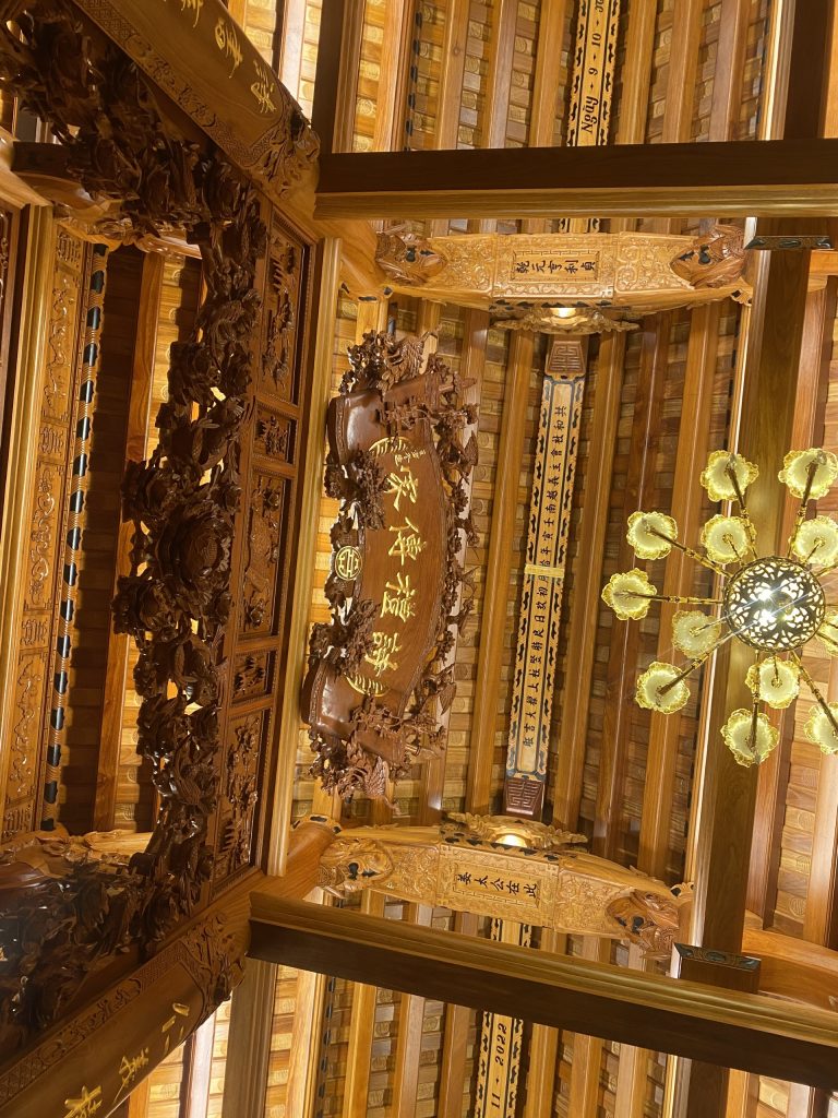 Hoa văn gỗ cổ trên mẫu kẻ ngôi - Hoà quyển giữa nét cổ điển và tinh tế